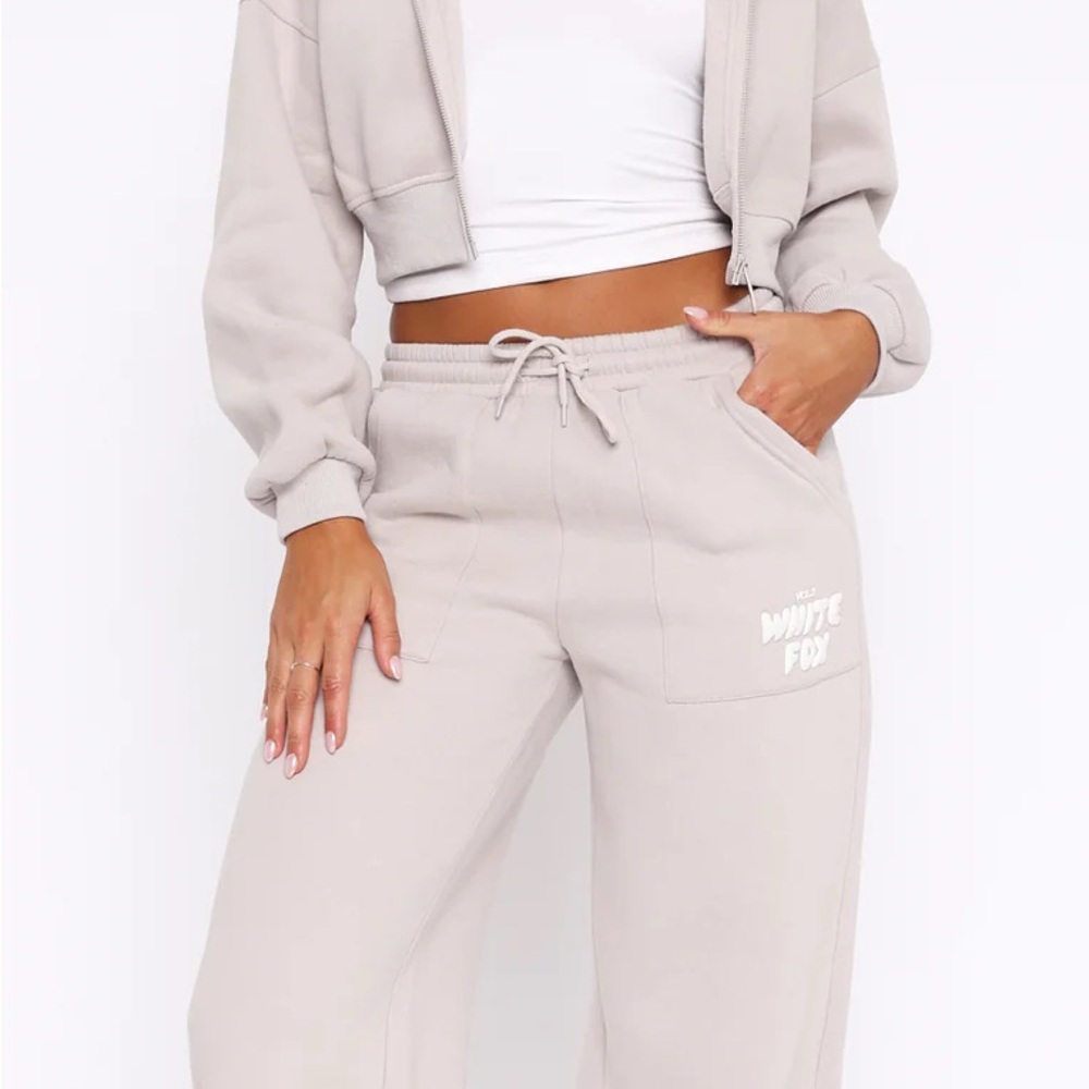 White Fox Offstage Wide-Leg Sweatpants in Moon size Small